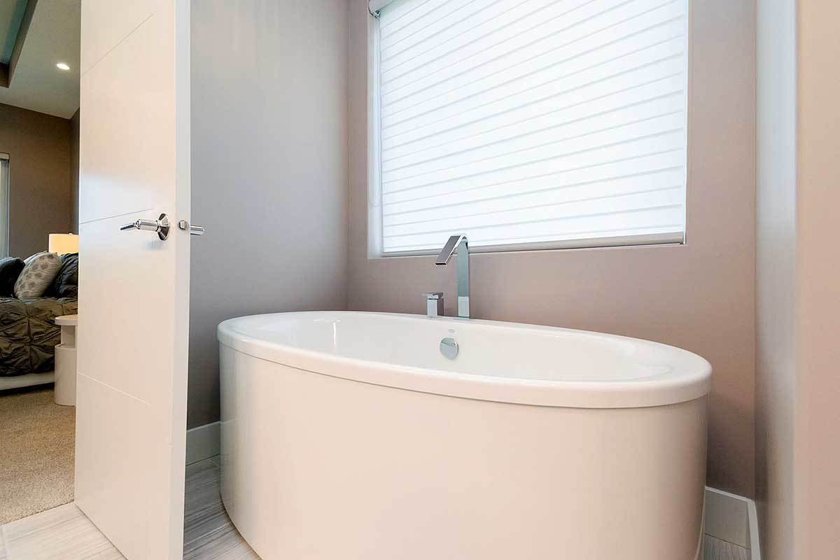 Freestanding bathtub