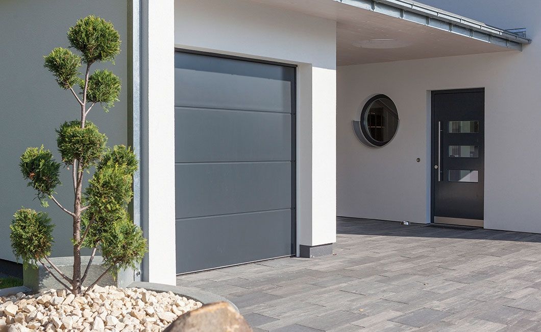 Garage Garage for one car creates a space between the garage and the entrance to the house, allowing you to place a carpot.