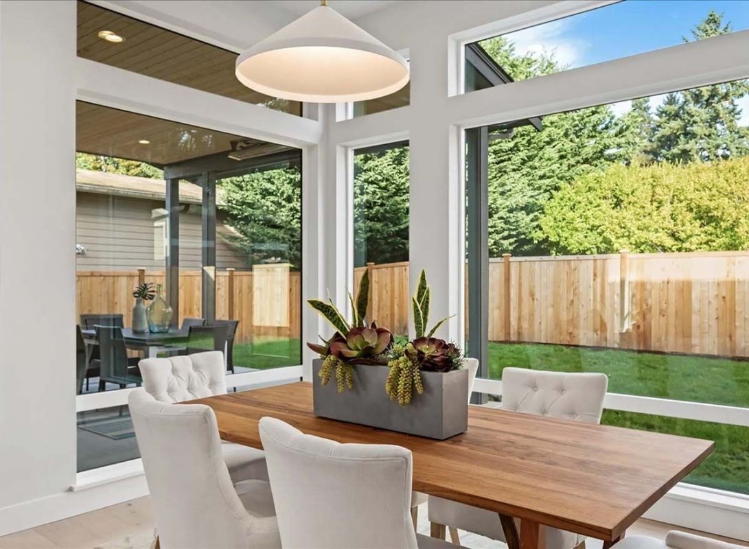 
Столовая с панорамным угловым окном