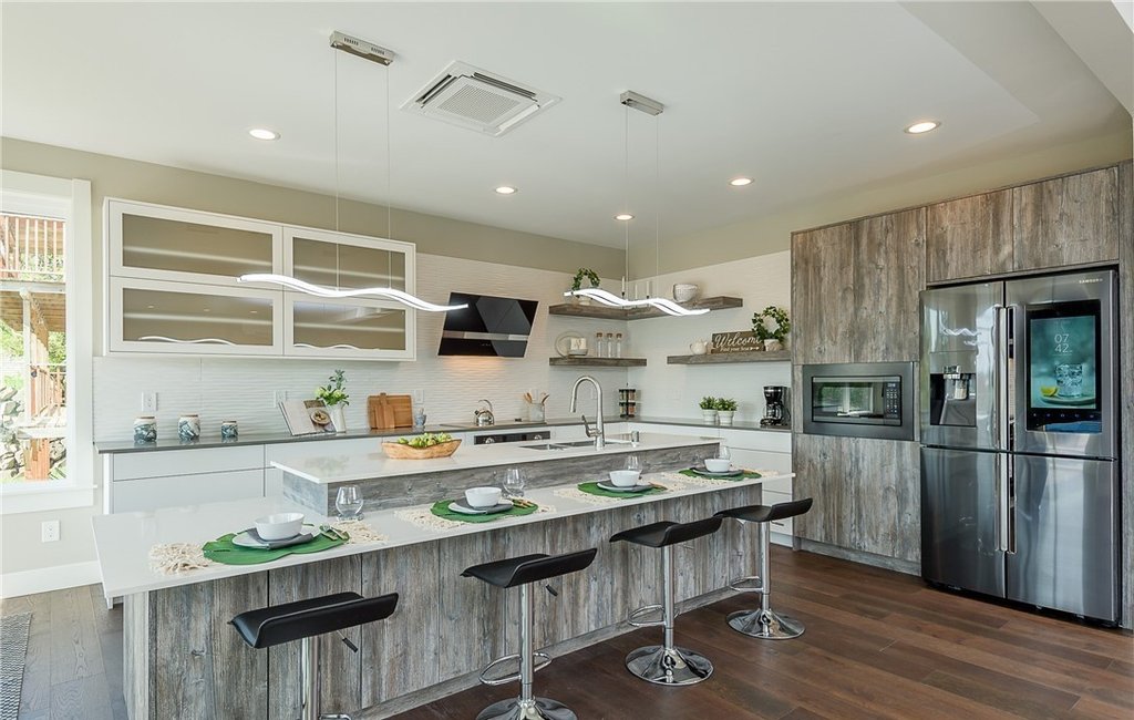 Modern Kitchen with white and grey wood furniture