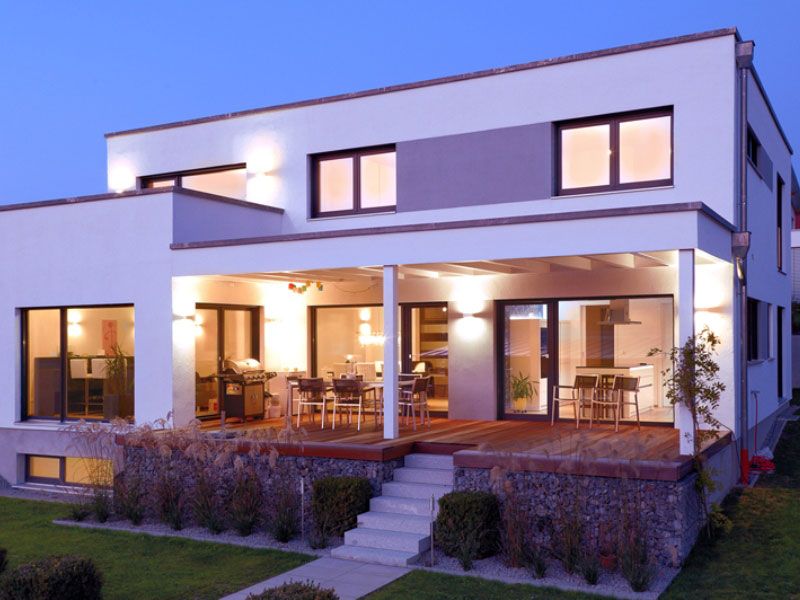 Thanks to the wooden frame, this modern house is multifunctional and straightforward in its own way. The plastered and light-coloured exterior walls do not even remind you of wood, and the living space is well lit and, if desired, can be redesigned inexpensively.