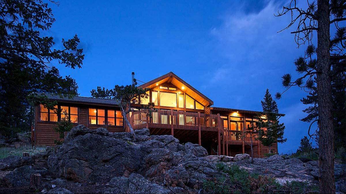 When developing this plan of a modern house, the architect took into account the mountainous landscape in order to seamlessly fit the house. The glass wall and large sliding doors open up spectacular views of the neighborhood. Three parts of this house are located on different levels, taking into account the slope of the lot.