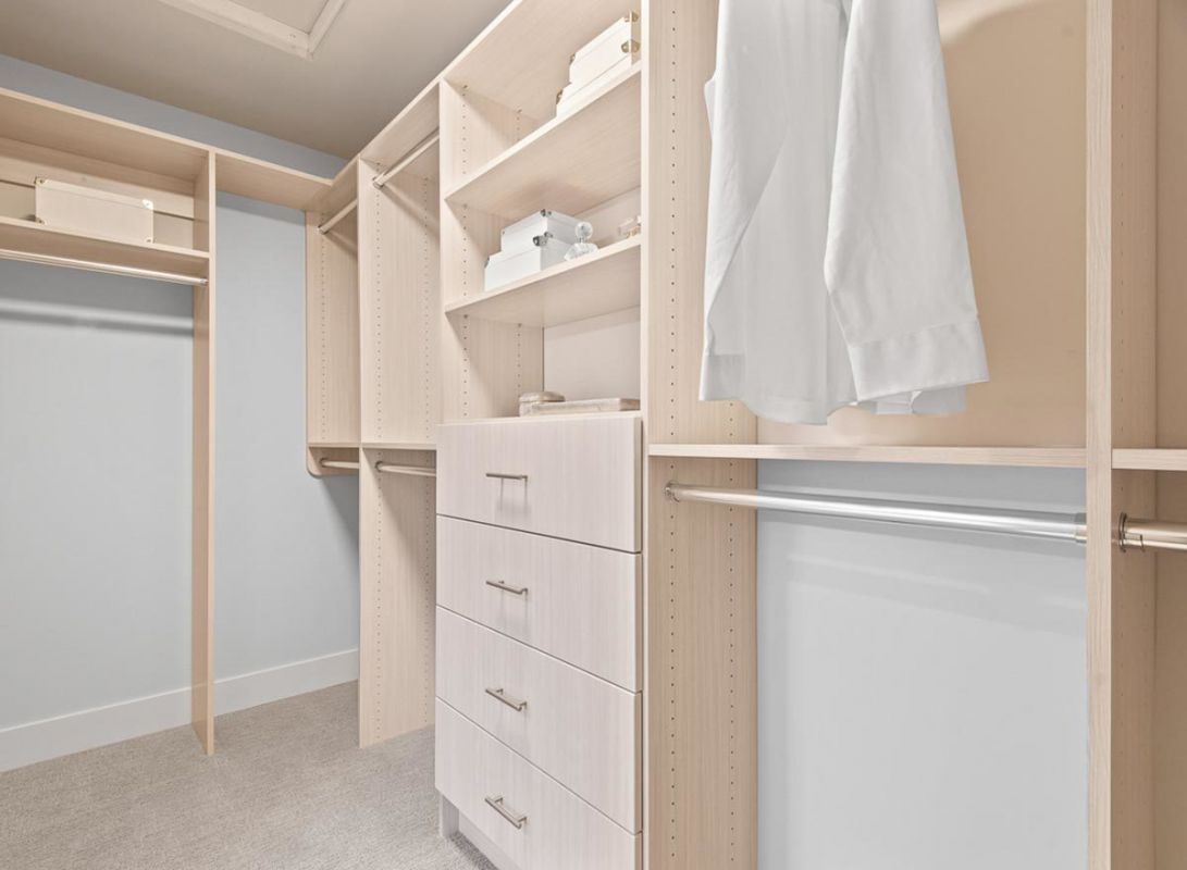 Walk-in Closet. Plan JD-23802-2-4