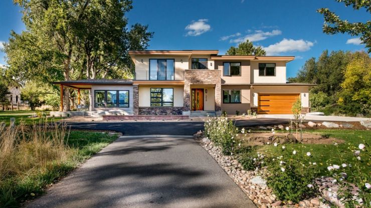 This modern house was designed for optimal use of solar energy, while offering panoramic views of the landscape from both floors. The western terrace adjoins a spacious living room, kitchen and dining room, creating a fantastic opportunity for living in the fresh air.