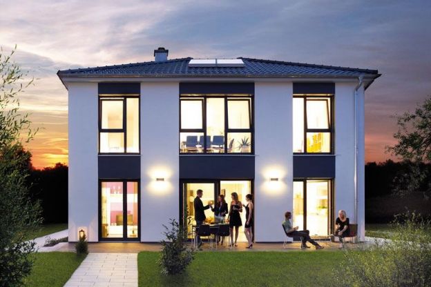 This house plan promises spacious living on two full floors. Its trendy color and material combination with real wood facades on the extension gives the classic city villa architecture a completely new, modern character. Classic city villa architecture is still very popular. No wonder, after all, with its urban style, it fits in both urban and rural areas and its floor plan is very variable.
