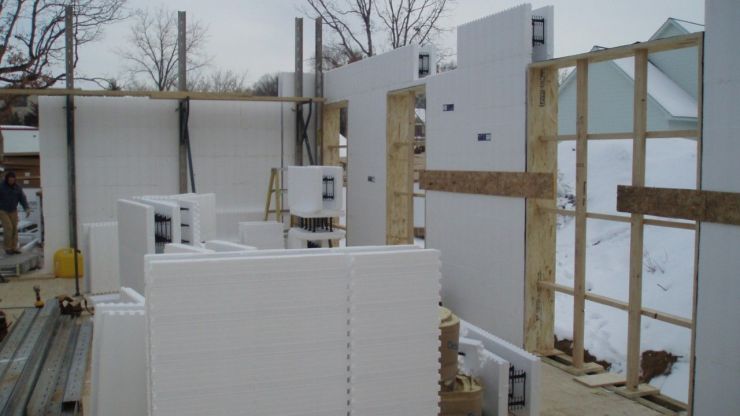 Advantages of building monolithic-concrete houses with insulated concrete formwork in comparison with concrete block and frame houses.