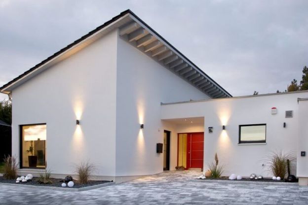 The owners of this bungalow built for the future: They not only created a barrier-free living environment, but also made energy-efficient provisions. A large photovoltaic system was installed on the flat, sloping pent roof, which supplies the house with free solar power.